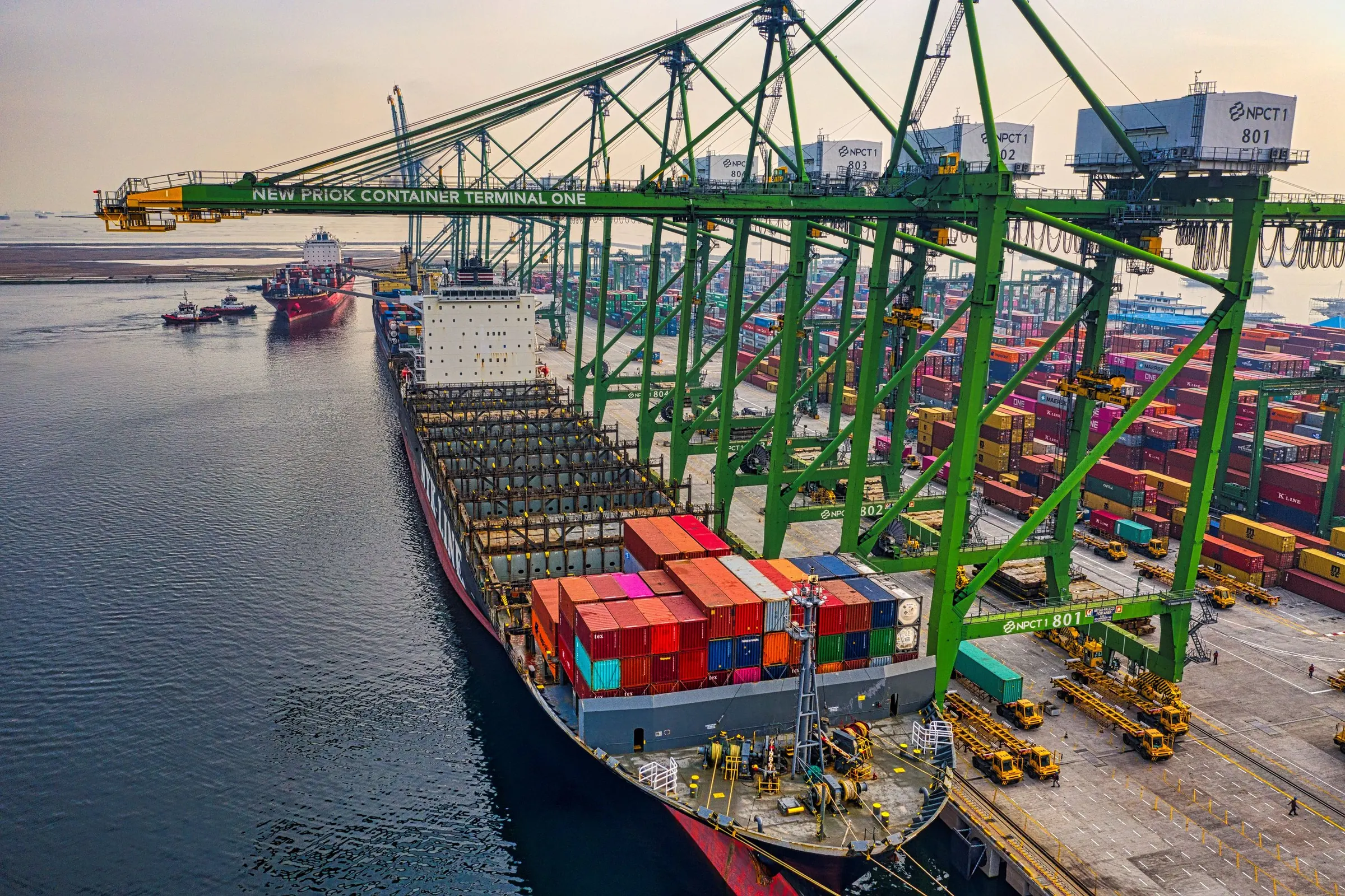 Tàu container cập cảng — hình ảnh minh họa